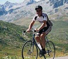 Mijn vader Ron op de fiets op een berg in Frankrijk